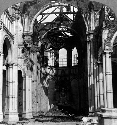 Daños a la Iglesia de Notre Dame, Armentieres, Francia, Primera Guerra Mundial, 1918 de Realistic Travels Publishers