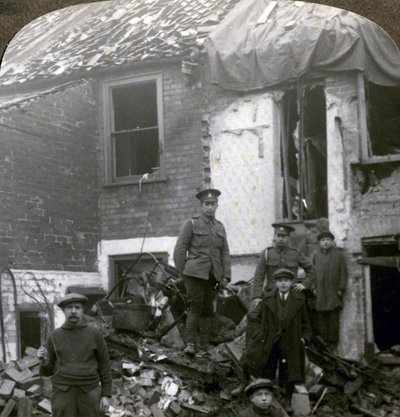 Destrucción causada por bombas de zepelín alemanas, Primera Guerra Mundial de Realistic Travels Publishers