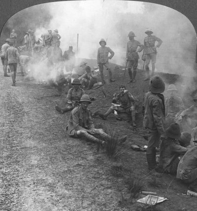 Fuegos de campamento y desayuno temprano en el Golfo Pérsico, Primera Guerra Mundial, c1914-c1918 de Realistic Travels Publishers