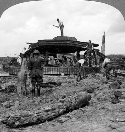 Ingenieros despejando un tanque destruido de una carretera, Primera Guerra Mundial, 1917-1918 de Realistic Travels Publishers