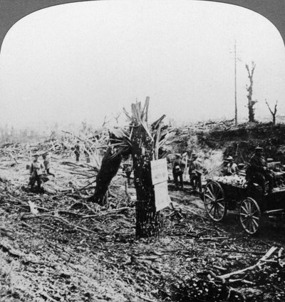 Ingenieros reparando un ferrocarril ligero, Hangard, Francia, Primera Guerra Mundial, 1914-1918 de Realistic Travels Publishers
