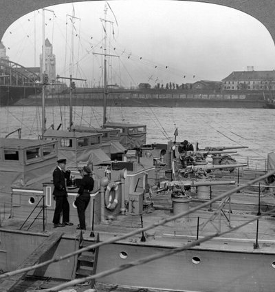Flotilla de lanchas a motor en el Rin, c. 1918-1919 de Realistic Travels Publishers