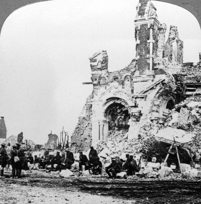 Prisioneros de guerra alemanes junto a las ruinas de la basílica de Albert, Francia, Primera Guerra Mundial, 1914-1918 de Realistic Travels Publishers