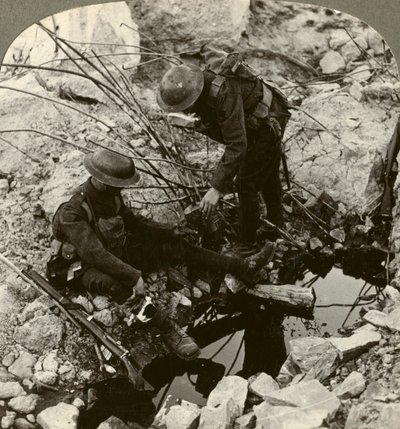Dando agua a un compañero herido, Hooge, Ypres, Bélgica, Primera Guerra Mundial, 1914-1918 de Realistic Travels Publishers