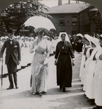Su Majestad caminando a través de la guardia de honor de enfermeras del Hospital RN, Hull, siglo XX de Realistic Travels Publishers