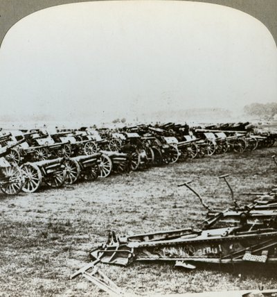 Cientos de cañones alemanes capturados en Couralette, Francia, Batalla del Somme, Primera Guerra Mundial, 1916 de Realistic Travels Publishers