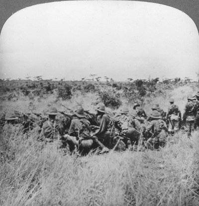 En contacto con la columna de Von Vorbeck, África Oriental, Primera Guerra Mundial, c1914-c1918 de Realistic Travels Publishers