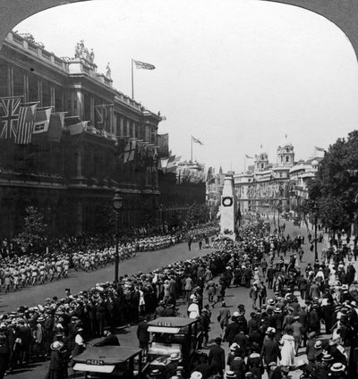 Tropas indias saludando al Guerrero Desconocido en el Cenotafio, Whitehall, Londres, c. 1920 de Realistic Travels Publishers