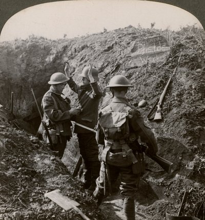 Interrogando a un prisionero alemán para obtener información, Primera Guerra Mundial, 1914-1918 de Realistic Travels Publishers