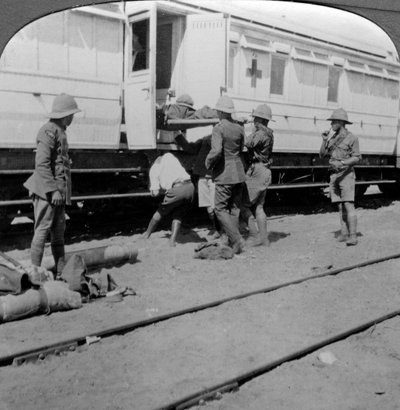Subiendo soldados heridos a un tren hospital, África Oriental, Primera Guerra Mundial, 1914-1918 de Realistic Travels Publishers