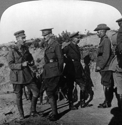 Lord Kitchener revisa la situación en Gallipoli con oficiales de ANZAC, Primera Guerra Mundial, 1915-1916 de Realistic Travels Publishers