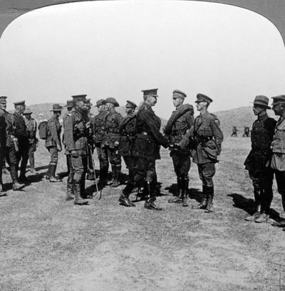 Lord Kitchener elogia a las tropas por sus asaltos en los Dardanelos, Primera Guerra Mundial, 1915-1916 de Realistic Travels Publishers