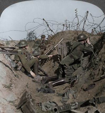 Oficial de observación y señalizadores mantienen una atenta vigilancia, St Quentin, Francia, Primera Guerra Mundial, 1914-1918 de Realistic Travels Publishers