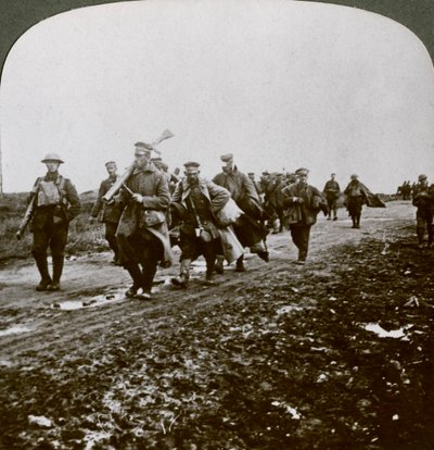 Prusianos capturados por los Viejos Despreciables en el avance en Pozieres, Primera Guerra Mundial, 1914-1918 de Realistic Travels Publishers