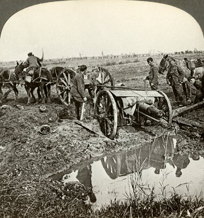 Removiendo un cañón de campo de una posición inundada, Primera Guerra Mundial, 1914-1918 de Realistic Travels Publishers
