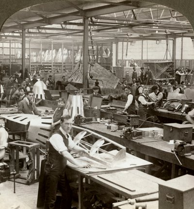 Trabajadores de chapa metálica en una fábrica de aviones, Primera Guerra Mundial, 1914-1918 de Realistic Travels Publishers
