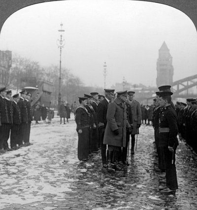 Sir Douglas Haig inspeccionando marineros, Primera Guerra Mundial de Realistic Travels Publishers