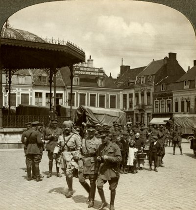 Sir James Willcocks con el General Nanten, Plaza del Mercado, Merville, Francia, Primera Guerra Mundial, 1914-1915 de Realistic Travels Publishers