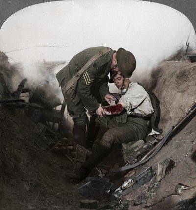 Soldado recibiendo primeros auxilios de un sargento en una trinchera, Batalla de Peronne, Primera Guerra Mundial de Realistic Travels Publishers