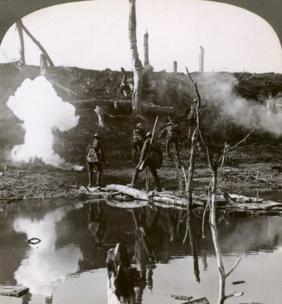 Soldados cruzando el río Ancre, Batalla del Somme, Francia, Primera Guerra Mundial, 1916 de Realistic Travels Publishers