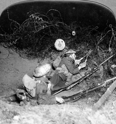 Soldados cortando defensas de alambre de púas, Oppy, Francia, Primera Guerra Mundial, 1914-1918 de Realistic Travels Publishers