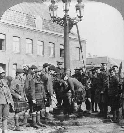 Soldados llenando sus cantimploras en la bomba de la ciudad La Gorgue, Francia, Primera Guerra Mundial, c1914-c1918 de Realistic Travels Publishers