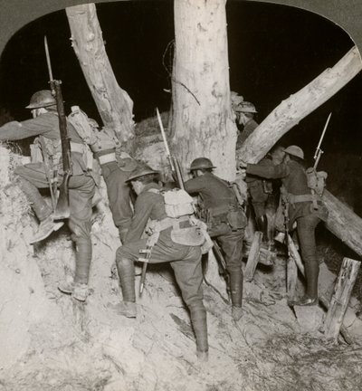 Soldados saliendo de una trinchera para una incursión nocturna en Messines, Bélgica, Primera Guerra Mundial, 1914-1918 de Realistic Travels Publishers