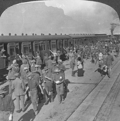 Soldados de los Rifles de Wiltshire abordando un tren, Ciudad del Cabo, Sudáfrica, Primera Guerra Mundial, c1915 de Realistic Travels Publishers