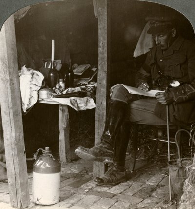 Oficial de estado mayor en un refugio estudiando detalles antes de una ofensiva, Primera Guerra Mundial, 1914-1918 de Realistic Travels Publishers