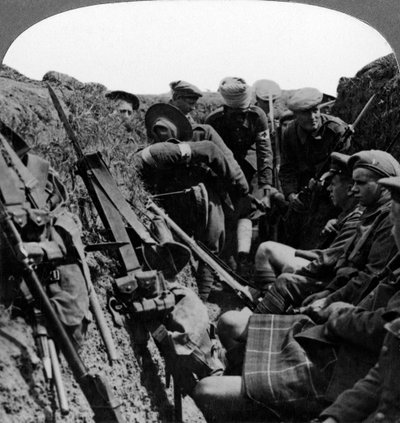 Camilleros retirando a un oficial herido, Primera Guerra Mundial, 1914-1918 de Realistic Travels Publishers