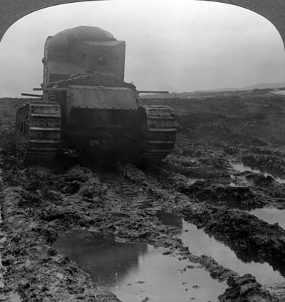 Tanque Whippet en un campo de batalla embarrado, Morcourt, Francia, Primera Guerra Mundial, 1918 de Realistic Travels Publishers