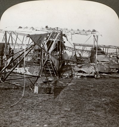 Restos de un bombardero alemán que intentó romper la defensa aérea, Primera Guerra Mundial, 1914-1918 de Realistic Travels Publishers