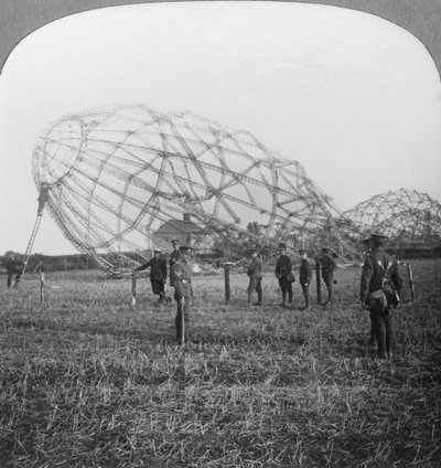 Zeppelin derribado cerca de Colchester, Essex, Primera Guerra Mundial, 1916 de Realistic Travels Publishers