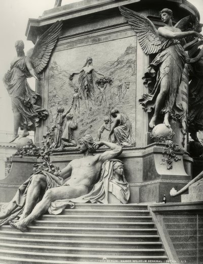 Berlín, Monumento al Kaiser Guillermo I, pedestal de Reinhold Begas