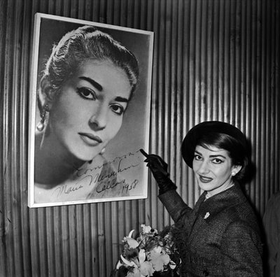 La soprano Maria Callas firmando uno de sus pósters en el aeropuerto Orly de París antes de viajar a Chicago el 16 de enero. de René Saint Paul