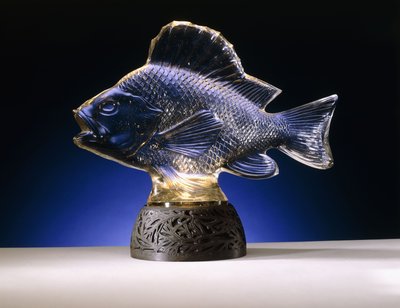 Una carpa con aleta dorsal y cola de Rene Jules Lalique