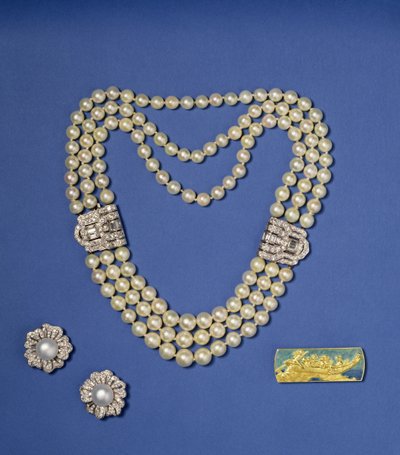 Selección de joyería de perlas: collar de perlas de tres hileras con clips de diamantes; pendientes de perlas cultivadas de Southsea en forma de botón; broche de oro y esmalte de Lalique, c.1900 de Rene Jules Lalique