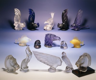 Varios adornos de vidrio para automóviles (de pájaros, peces, caballos y una cabeza humana) de Rene Jules Lalique