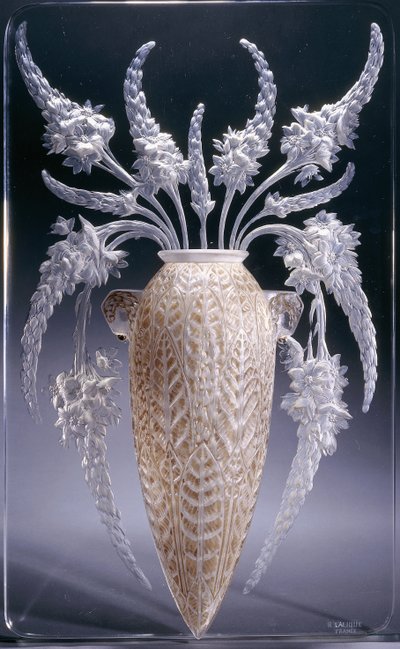 Vase Veronique; uno de un par de apliques de vidrio moldeado de Rene Jules Lalique