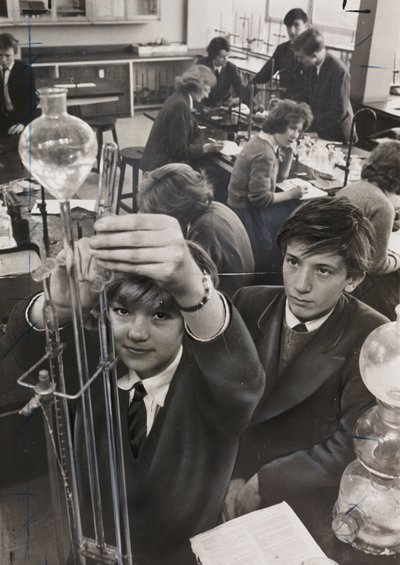 Clase de ciencias coeducativa en la Escuela Integral de Sedgehill de John Pardon