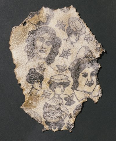 Piel humana tatuada con cabezas de mujeres y mariposas, francesa de John Pardon