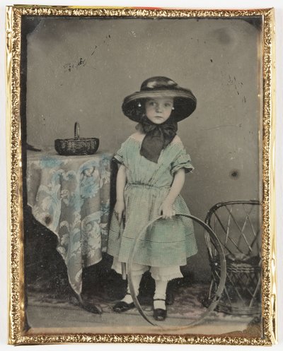 Retrato de una niña sosteniendo un aro junto a una mesa, c. 1840-1890 de John Pardon