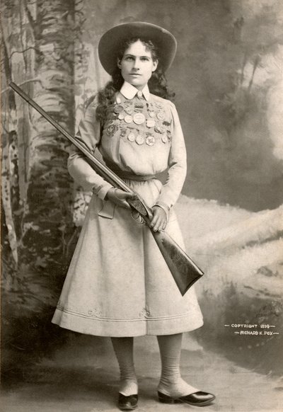 Annie Oakley con un rifle de Richard Kyle Fox