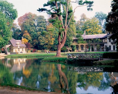 La Casa de la Reina en el Hameau de la Reina María Antonieta, en el parque del Palacio de Versalles de Richard Mique
