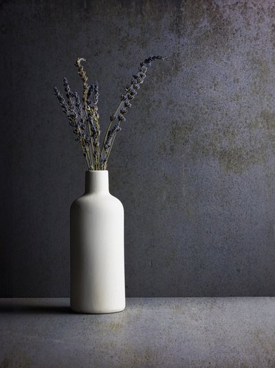 Naturaleza muerta minimalista con lavanda de Rob Ryan