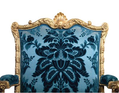 Uno de un par de sillones dorados de George III de Robert Adam