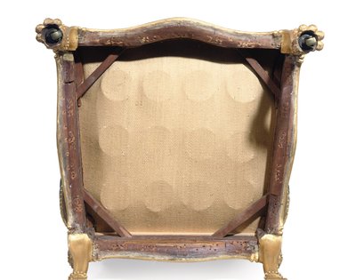 Uno de un par de sillones dorados de George III de Robert Adam