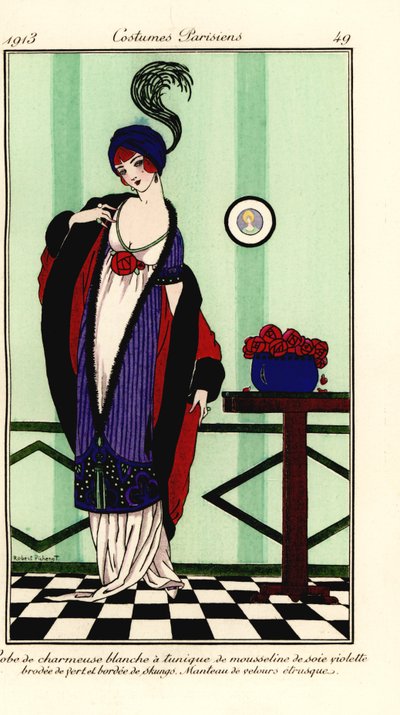 Mujer con vestido de satén charmeuse blanco con túnica de gasa violeta adornada con piel de zorrillo, capa de terciopelo etrusco de Robert Pichenot