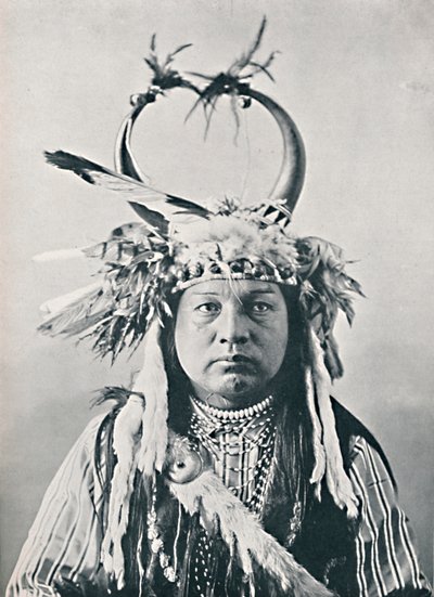 Nativo americano con tocado de cuernos de búfalo de Robert Wilson Shufeldt