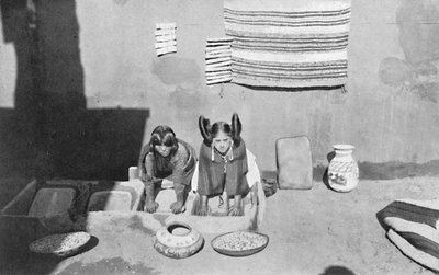 Mujeres indias Hopi moliendo harina de maíz, Walpi, Arizona, 1912 de Robert Wilson Shufeldt